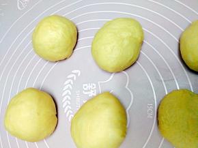 面团平均分成6个，滚圆盖上保鲜膜松弛15分钟。