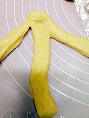 取一个面团擀成长条形，松弛过的面团比较容易擀，宽度不要太长，切三成条