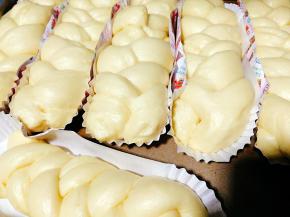 放入烤箱和开水一盆进行发酵20~30分钟，具体时间看发酵情况