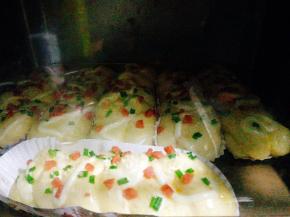 将面包放入提前预热好的烤箱里，180度上下火，中层20分钟