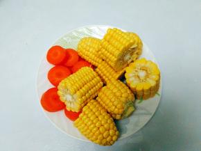 玉米，胡萝卜洗净切好备用