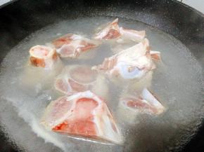 筒骨洗净，焯水