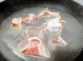 筒骨洗净，焯水