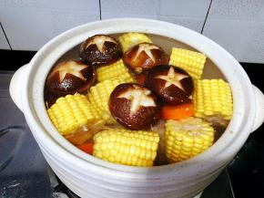 将全部食材放入砂锅里，加水，盐，姜片