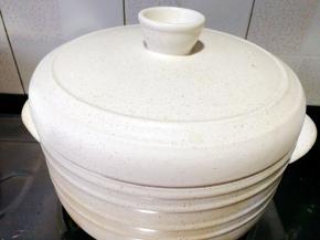 盖上盖子，大火煮开，转中小火煲1个小时