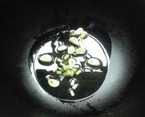 热锅凉油放姜片葱花煎出香味