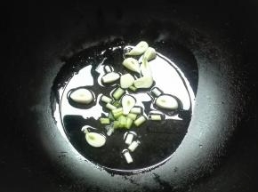 热锅凉油放姜片葱花煎出香味