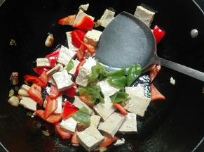 放青椒炒匀