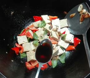 放一勺生抽翻炒均匀出锅