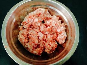 准备好五花肉末