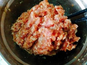 加入蚝油，白糖，鲜味汁，鸡粉搅拌均匀