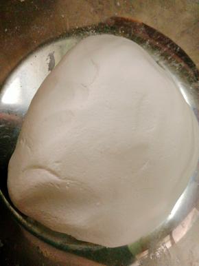 （这个是传统的糯米浆加大米浆混合装专门布袋后用大块石头压一晚，直至变干，弄散加入开水进行和面）友友们自己家里做直接买元宵粉和面即可