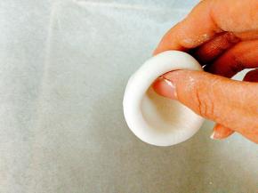 取一小团，用大拇指搓出圆洞，另一只手要托着，