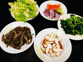 准备好煮汤的配料