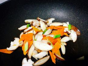 先将蒜苗头爆香，陆续加入香菇，胡萝卜煸炒