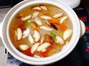 转入砂锅，注入清水，加入盐