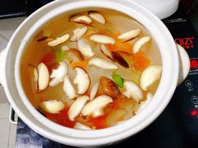 转入砂锅，注入清水，加入盐