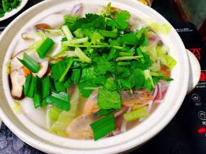 加入芹菜，蒜苗叶