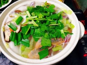 加入芹菜，蒜苗叶