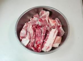 羊肉洗净浸泡十五分钟