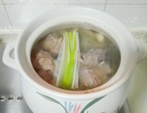 羊肉和冷水一起下锅烧开撇去浮沫，放进大葱，纱布包，小火炖一个半小时