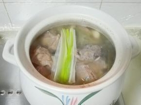 羊肉和冷水一起下锅烧开撇去浮沫，放进大葱，纱布包，小火炖一个半小时