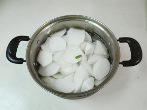 切成滚刀块放进汤锅烧开