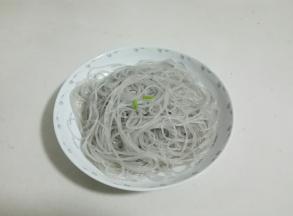 红薯粉丝用热水泡开
