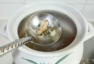 汤炖好了，捞出大葱香料包丢掉