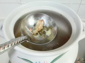 汤炖好了，捞出大葱香料包丢掉