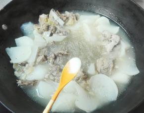 盛出来一部分羊排汤放进锅里，放进白萝卜，粉条，再放一勺盐烧开
