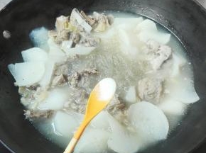盛出来一部分羊排汤放进锅里，放进白萝卜，粉条，再放一勺盐烧开