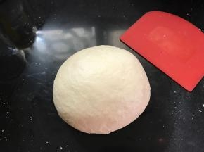 除黄油和蔓越莓外的所有材揉成光滑的面团。