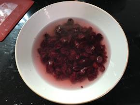 蔓越莓用温水泡软，吸干水分备用。