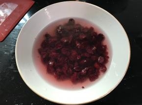 蔓越莓用温水泡软，吸干水分备用。