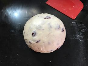 加入黄油继续揉至扩展阶段后加入蔓越莓揉匀。