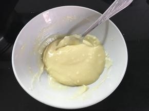 把80克奶油奶酪室温软化后打顺滑加入35克糖粉拌匀做成奶酪馅。