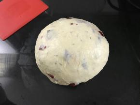 一次发酵结束后排气松驰15分钟。