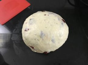 一次发酵结束后排气松驰15分钟。