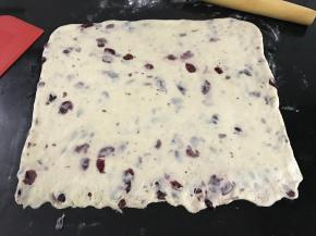 把松驰好的面团擀成长方形的面片。