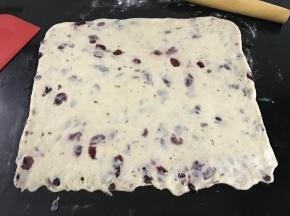 把松驰好的面团擀成长方形的面片。