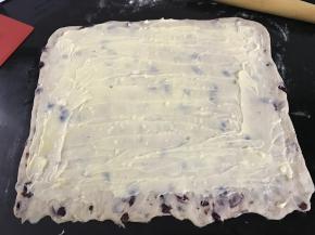 压薄底边抹上奶酪馅。