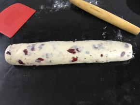 从上往下卷起来,捏紧收口。