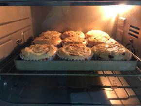 入预热好的烤箱，中层，上下火180度20分钟左右。