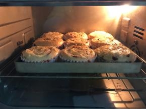 入预热好的烤箱，中层，上下火180度20分钟左右。