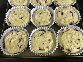 二次发酵结束后表面刷蛋液撒杏仁片。