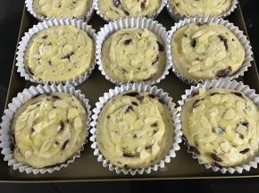 二次发酵结束后表面刷蛋液撒杏仁片。