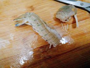 先剪去头，用剪刀剪背部 和旁边后用手剥壳，