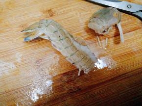 先剪去头，用剪刀剪背部 和旁边后用手剥壳，