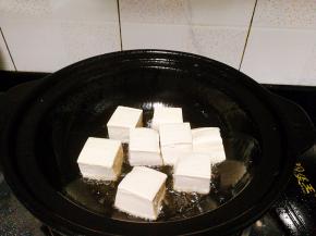 起油锅，先将豆腐煎至起皮